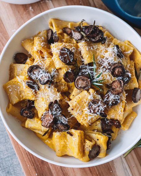 Butternut Squash and Roasted Garlic Pasta Topped with Crispy Mushrooms Crispy Mushrooms Recipe, Everything Delish, Butternut Squash And Bacon, Roasted Garlic Pasta, Crispy Mushrooms, Vegetarian Pasta Dishes, Sweet Potato Nachos, Resep Pasta, Butternut Squash Pasta