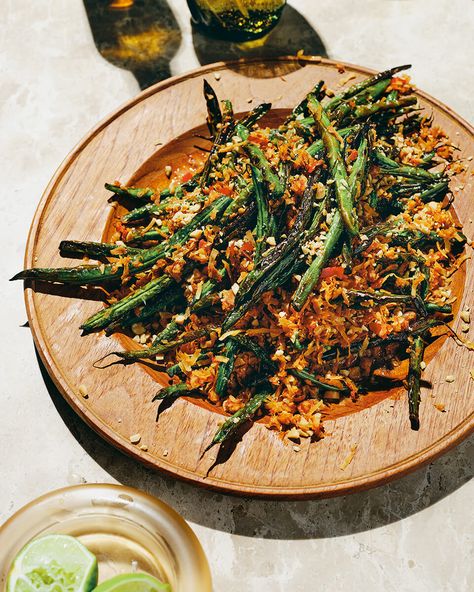 Gourmet Green Beans, Starchy Sides, Spicy Green Beans, Green Bean Salad, Green Beans Recipe, Holistic Recipes, Beans Recipe, Green Bean Recipes, Savory Recipes