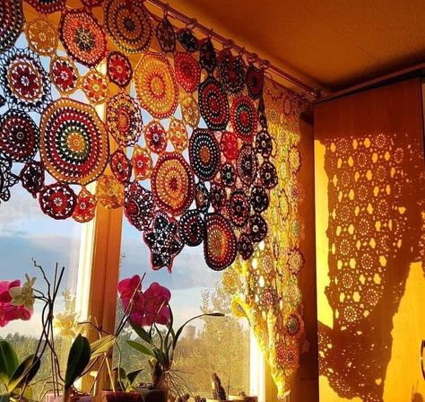 House Decor Crochet, Crochet Hanging Decor, Crochet Flower Curtain, Crochet House Decor, Crochet Bedroom Decor, Crochet Room Decor Ideas, Curtains Crochet, Curtain Crochet, Crochet Room