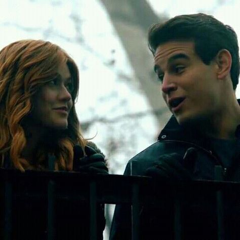 Clary and Simon from new promo of Shadowhunters season 2b Simon And Clary, Clary And Simon, Simon Lewis, Clary And Jace, Shadow Hunters, Shadowhunters, Teen Wolf, It Cast, Historical Figures