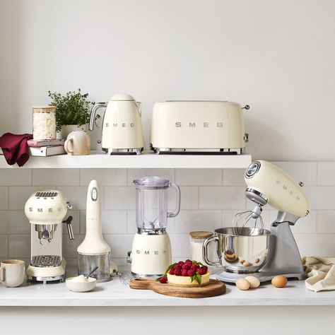 Smeg In Kitchen, Aesthetic Home Appliances, Aesthetic Kitchen Appliances, Cute Kitchen Appliances, Smeg Kitchen Ideas, Smeg Aesthetic, Smeg Kitchen Appliances, Smeg Kitchen, Smeg Appliances