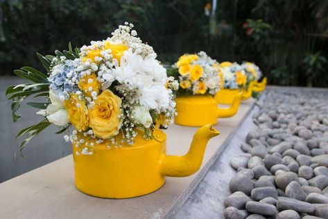 Ambience Decor, Table Floral Decorations, Mehendi Decor Ideas, Diwali Decorations At Home, Flower Decorations Diy, Mehndi Decor, Yellow Decor, Teal Wedding, Haldi Ceremony