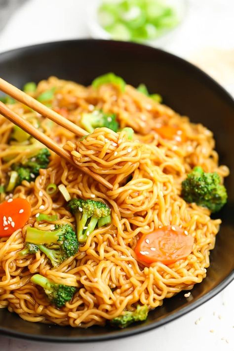 These vegan Teriyaki Noodles are an easy 30-minute dish disguised as a restaurant-worthy meal. Ramen noodles and vegetables are coated in a homemade teriyaki sauce, ensuring each bite is completely irresistible and comforting. Vegan Teriyaki, Teriyaki Noodles, Quick Vegetarian Dinner, Vegetarian Dish, Meatless Dinner, Homemade Teriyaki Sauce, Vegan Main Dishes, Tasty Vegetarian Recipes, Steamed Vegetables