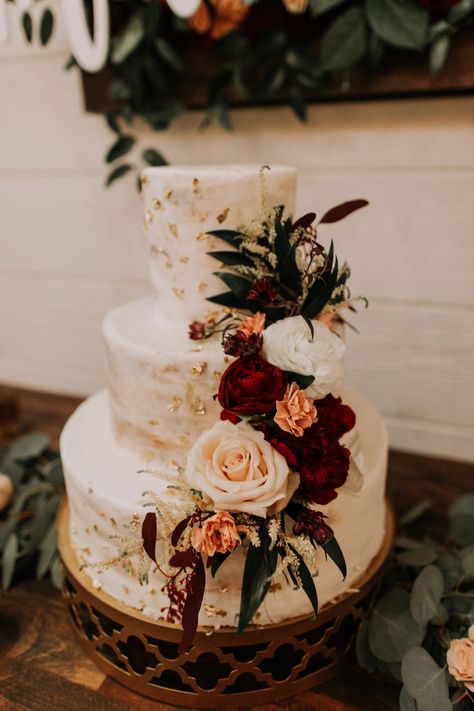 White Fall Wedding Cake, Wedding Cake Designs Burgundy And Gold, Maroon White Gold Wedding, Wedding Cake Rustic Theme, Wedding Cakes Wine Color, Maroon Themed Wedding Cake, Green And Red Wedding Cake, Fall Wedding Cake Ideas Burgundy, Wedding Cake Designs Red And White