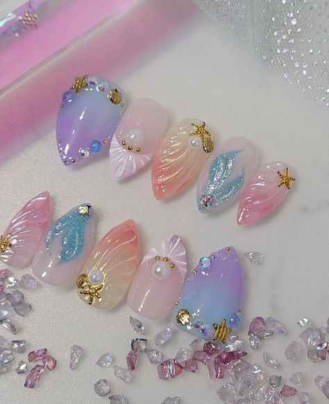 Explore more styles on our website + get free shipping on orders over $100 CAD WWW.MANI-CURED.COM  We do mermaid-styles like no other! Beautiful and delicate mermaid-themed designs on jelly base. You will be mesmerized!  Flattering 2cm length in stiletto shape.   Size sold out or want to make modifications? Choose "custom order" option! (2-6 weeks for custom orders) Cute Mermaid Nails, Mermaid Themed Nails, Mermaid Aesthetic Nails, Japanese Jelly Nails, Tech Nails, Little Mermaid Nails, Mermaid 3d, Mermaid Beauty, Nail Store