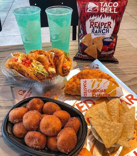 Food For U on Instagram: “Those Cinnabon delights from Taco Bell are sooooo good  Credit: @mnmtwinz  #tacos #taco #tacotuesday #tacobell #popeyeschickensandwich…” Taco Bell Aesthetic, Cinnabon Delights, Taco Bell Food, Bell Aesthetic, Taco Bell Recipes, Sleepover Food, Junk Food Snacks, Food Goals, Taco Bell