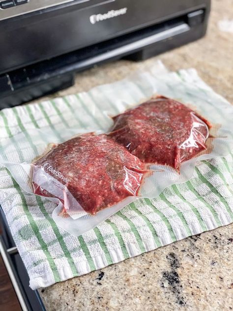 Learn the best way to vacuum seal burgers for sous vide meal prep.. Freeze burgers in Foodsaver bags to help food last longer in the freezer... | sipbitego.com #sipbitego #sousvide #sousvidecooking #foodsaver #mealprep #freezermeals #freezerfood #burgers #meat #vacuumsealer #vacuumsealing #precisioncooker #cooking #cookingtechniques Sous Vide Meal Prep, Easy Cookout Food, Bbq Menu Ideas, Sous Vide Burgers, Bbq Party Menu, Barbecue Party Food, Sous Vide Pork Chops, Vacuum Sealing Food, Sous Vide Steak