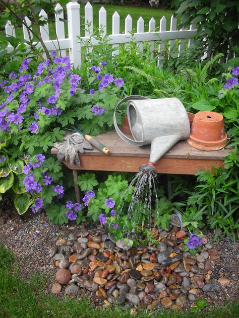 I REALLY REALLY LOVE THIS ONE!!!  Watering can fountain....so cute. Garden Ideas Bloxburg, Watering Can Fountain, Cute Garden Ideas, Gutter Garden, Can Water, Cute Garden, Garden Water Fountains, Garden Water Feature, Diy Garden Fountains