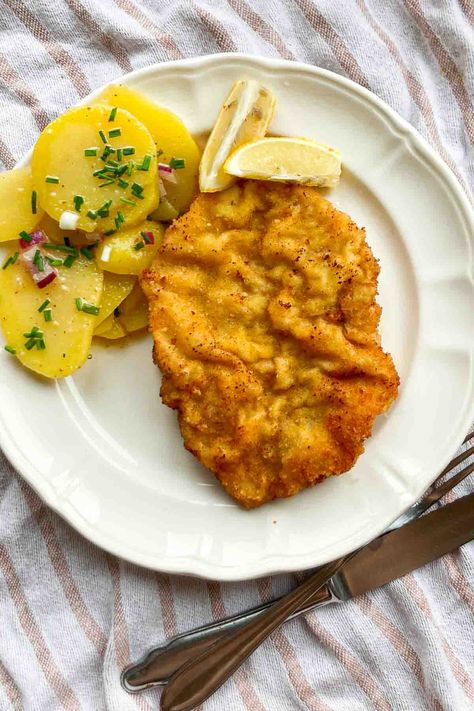 Original Wiener Schnitzel Rezept & genaue Anleitung Romanian Dishes, Weiner Schnitzel, Veal Schnitzel, Schnitzel Recipe, Schnitzel Recipes, Pink Dessert, Meat Preparation, Pink Desserts, Austrian Recipes