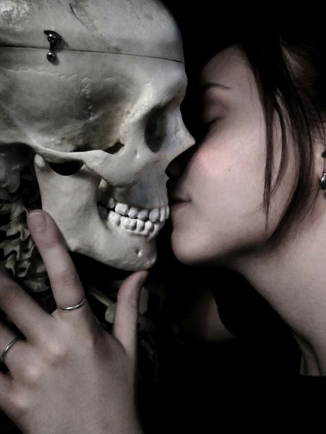 Flowers For The Dead, Kiss Kiss Bang Bang, Flesh And Blood, A Skull, Love Drawings, Skull And Bones, Memento Mori, Life Photography, Halloween Face Makeup