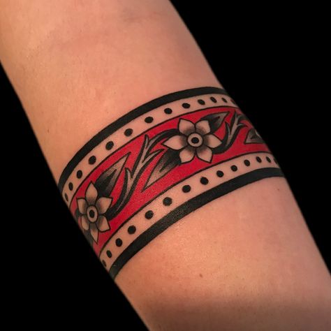 becca genné-bacon on Instagram: “The tattoo gods were with me with this one and we got the stencil on the second try. I was shocked.” Traditional Tattoo Band, Wrist Band Tattoo, Outdoors Quotes, Cuff Tattoo, Abstract Tattoo Designs, Native Tattoos, Forearm Band Tattoos, Armband Tattoo Design, Traditional Tattoo Sleeve