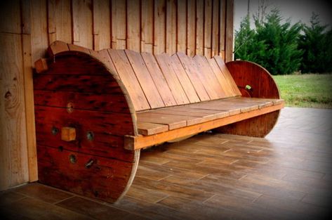 Bench made with an electrical cable coil & repurposed wooden pallets.   #Bench, #Reel #RecycledFurniture, #WoodOrganic Wooden Cable Reel, Wooden Spool Projects, Wire Reel, Spool Furniture, Spool Tables, Cable Spool, Wood Spool, Recycled Pallet, Pallet Creations