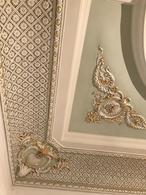 French False Ceiling Design, Classic Gypsum Ceiling Design, Versailles Ceiling, Rococo Ceiling, Rococo Moulding, Classic Interior Design Luxury, Glazing Furniture, Rococo Interior, House Balcony Design