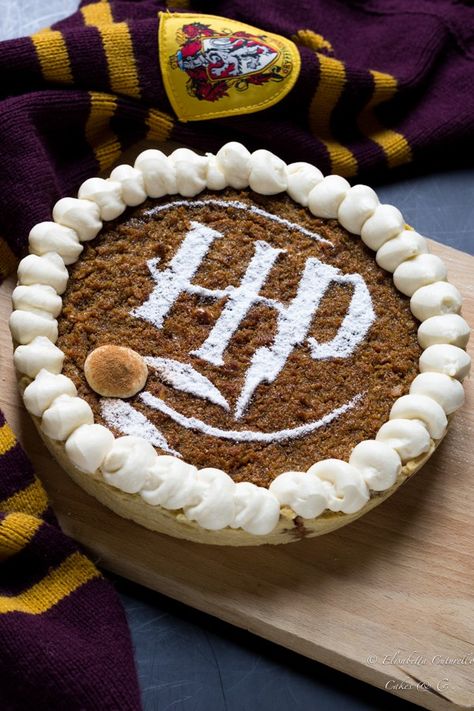 Torte Harry Potter, Caroline Cake, Hp Cakes, Harry Potter Torte, Treacle Tart, Harry Potter Birthday Cake, Spongebob Birthday Party, Harry Potter Food, Festa Harry Potter