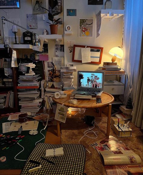 Small Messy Bedroom, Messy Minimalist Bedroom, Messy Organized Room Aesthetic, Messy Living Room Aesthetic, Japanese Dorm Room, Messy Apartment Aesthetic, Messy Interior, Messy Workspace, Messy Table