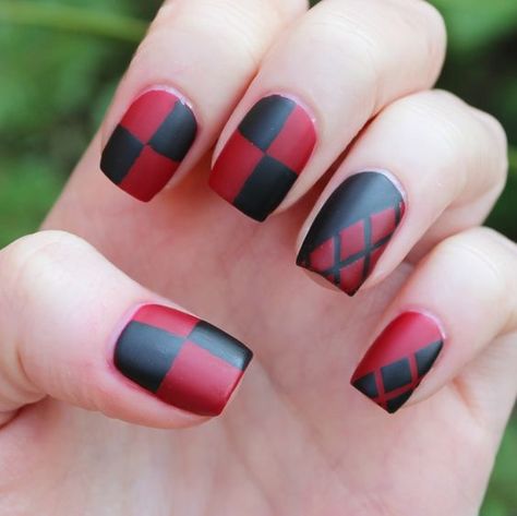 Harlequin Nails Harley Quinn Makeup, Outfit Designer, Unghie Nail Art, Square Nail Designs, Black Nail Art, Short Square Nails, Pretty Nail Art Designs, Red Nail Designs, Black Nail