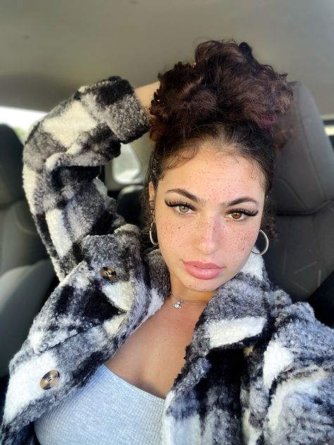 Ash Kash Eyes, Ash Kash, Female Goat, Retro Pin Up, Her Cut, Bra Cup Sizes, Modeling Career, Brown Hair Colors, African Women