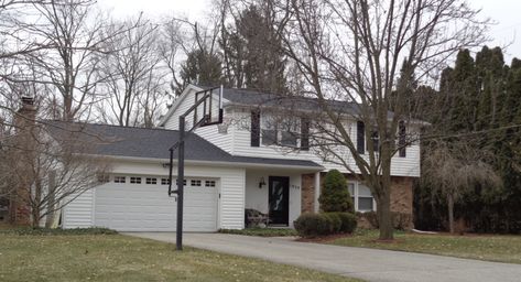 90s Suburban House, Retro Neighborhood, 80s House Exterior Aesthetic, 2000s House Exterior, American Suburban House, Suburban Gothic, Oregon Style, 90s House, 80s House