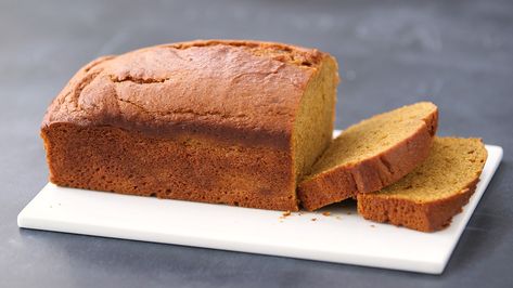 A good pumpkin bread is tender and plush inside but often falls victim to a soggy or gummy bottom. Watch as Thomas Joseph creates the ultimate pumpkin bread recipe and shows you just what to do to keep the loaf from getting soggy at the bottom. Chickpea Bread, Gluten Free Banana Bread Recipe, Vegan Videos, Friendship Bread Starter, Resep Brownies, Friendship Bread, Bread Kitchen, Moist Pumpkin Bread, Bread Starter