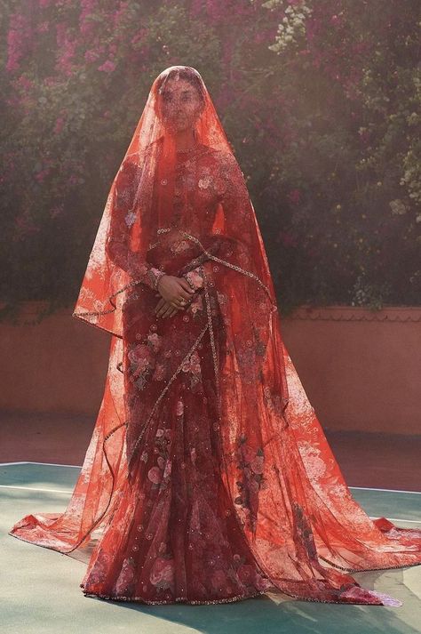 Bridal Dress Pakistani, Red Saree Wedding, Sabyasachi Bridal, Sabyasachi Mukherjee, Sabyasachi Sarees, Pakistani Bridal Dress, Dress Pakistani, Pengantin India, Desi Wedding Dresses