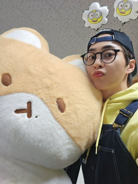 슈미 ♡ no X: "xiuminion selfie with teolaegi 😭🤏🏼🤏🏼 https://t.co/uGvwpuPknl" / X Kim Min Seok, Exo Xiumin, Kim Junmyeon, Xiu Min, Lavender Blue, Luhan, Suho, Sehun, Chanyeol