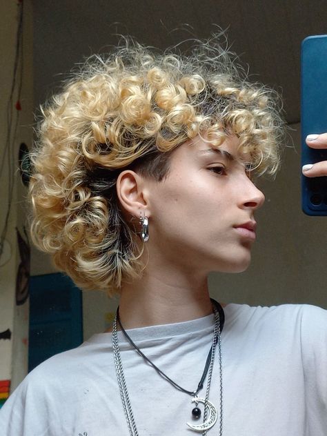 Curly Mullet Haircut, Queer Mullet, Mullet Curly Hair, Curly Hair Mullet, The Butterfly Haircut, Long Curly Hair Men, Haircut Tips, Mullet Hair, Natural Hair Haircuts