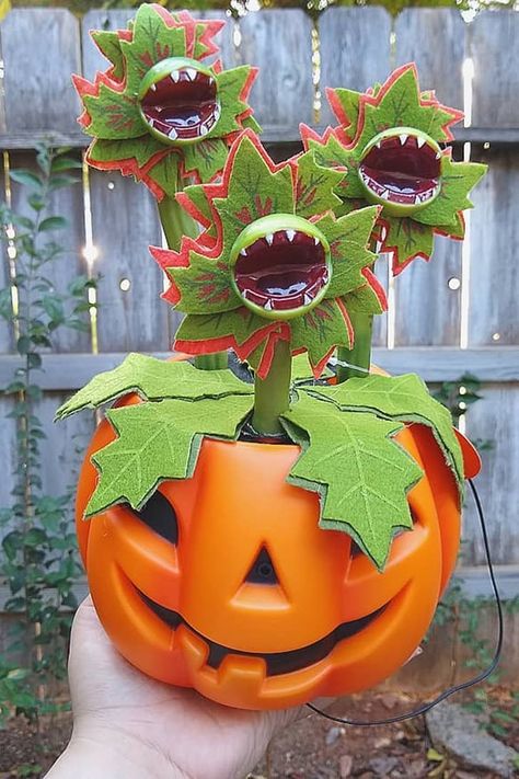 Target Is Selling a Dancing Venus Flytrap For Halloween, and It Has Captured My Attention Venus Fly Trap Pumpkin Carving, Diy Venus Fly Trap Halloween, Venus Fly Trap Pumpkin, Venus Fly Trap Halloween, Creepy Decorations, Animated Pumpkins, Alien Plants, Pumpkin Craft, Venus Flytrap