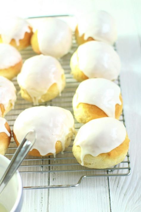 iced buns on a wire rack Iced Buns Recipe, Old School Baking Recipes, Finger Buns, Sweet Buns Recipe, School Dinner Recipes, Old School Desserts, Iced Buns, British Sweets, Vegan Pastries