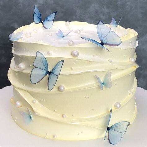 Aesthetic Butterfly Cake, Butterfly Cake Aesthetic, Birthday Cake Butterfly, Minimalistic Cake, Graduation Cake Ideas, Butterfly Birthday Cake, Rodjendanske Torte, Butterfly Birthday Cakes, Pastel Cakes