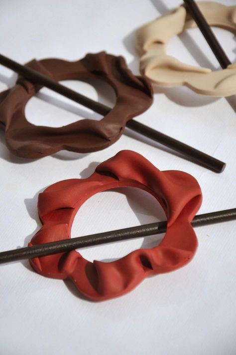 Clay Hair Accessories, Pick Hair, Minimal Flower, Clay Hair, Hair Jewels, Unique Hair, Hair Stick, Unique Hairstyles, Wet Wipe