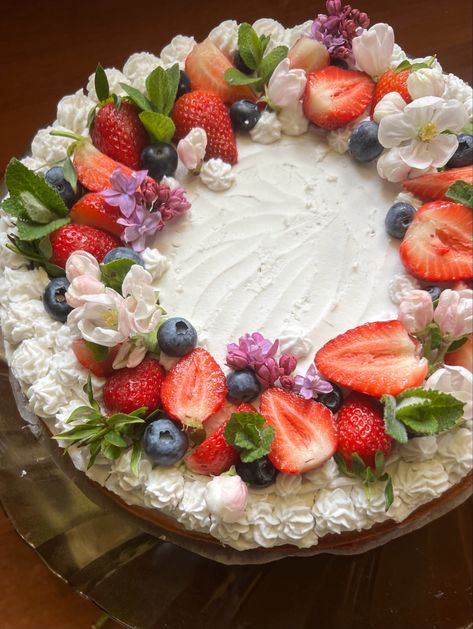 Berry And Flower Cake, Birthday Cake With Flowers And Fruit, Flower Fruit Cake, Messy Cake Design, Fruit Covered Cake, Flower And Fruit Cake, Flower Cakes Aesthetic, Summer Cake Ideas Birthday, Strawberry Flower Cake