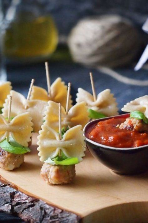 Summer flavours are sure to be enjoyed when you bite into any one of these best summer appetizers! Enjoy them when entertaining, or for yourself, or make them before hand when you need them on the go. #summerrecipes #appetizer #appetizerrecipes Appetizer Dinner, Decorações Com Comidas, Summer Appetizer, Snacks Für Party, Food Dessert, Party Food Appetizers, Food Platters, Recipes Dinner, Food Presentation