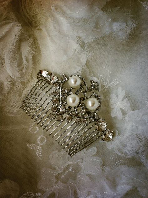 Vintage inspired bridal hair comb. Victorian Accessories Aesthetic, Ashita No Nadja, Regency Aesthetic, Vintage Comb, Victorian Accessories, Victorian Hairstyles, Pretty Jewelry Necklaces, Vintage Hair Clips, Vintage Hair Combs