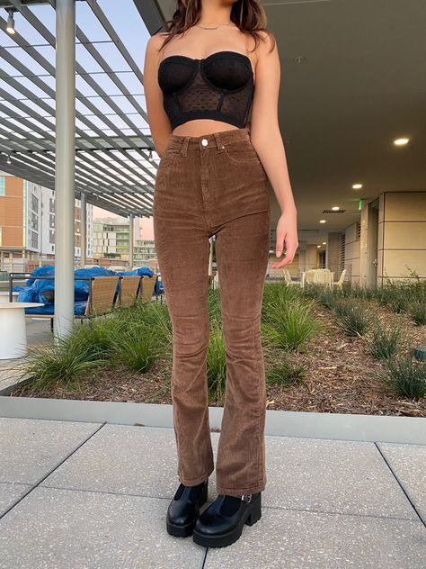 Black Mary Janes Outfit Jeans, Styling Mary Janes With Jeans, Brown Flared Jeans Outfit, Mary Janes Outfit Pants, Platform Mary Janes Outfit Jeans, How To Style Mary Janes With Jeans, Brown Flare Jeans Outfit, Mary Janes With Pants, How To Wear Mary Jane Shoes Outfit