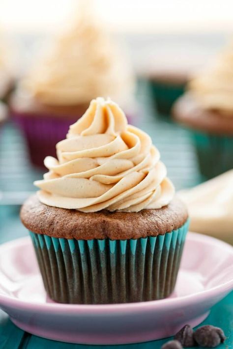 Gluten-Free Chocolate Cupcakes with Peanut Butter Frosting | thecookiewriter.com | @thecookiewriter | #glutenfree | These cupcakes are made using Robin Hood nutri flour blend (gluten-free) and a mix of rice flour. So easy! Peanut Butter Buttercream Recipe, Butter Frosting Recipe, Chocolate Cupcakes With Peanut Butter, Cupcakes With Peanut Butter Frosting, Peanut Butter Frosting Recipe, Gluten Free Chocolate Cupcakes, Chocolate Cupcakes Moist, Peanut Butter Cupcakes, Light Cakes