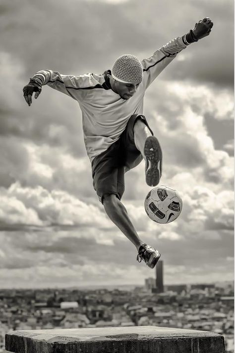 Freestyle Iya Traore Soccer Juggling, Soccer Poses, Street Football, Street Soccer, Soccer Photography, Soccer Stuff, Football Photography, Action Photography, Football Is Life