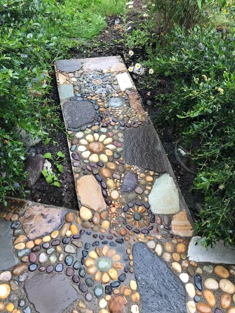 Cement Rocks Diy Pathway, Diy Walking Path, Mosaic Pathway, Diy Mosaic Garden, Front Garden Path, Mosaic Walkway, Concrete Pathway, Concrete Stepping Stones, Walkway Landscaping