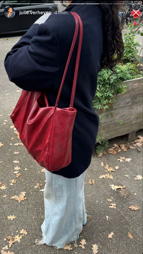 Red And Dark Blue Outfit, Red Leather Bag Aesthetic, Dark Red Bag Outfit, Red Leather Bag Outfit, Big Bag Aesthetic, Big Bag Outfit, Leather Tote Bag Outfit, Red Bag Style, Dark Red Bag