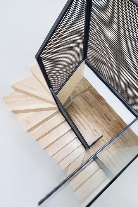 baranda y rejilla baranda Contemporary Stairs Design, Contemporary Stairs, Escalier Design, Metal Stairs, Metal Railings, Stair Case, Stair Handrail, Staircase Railings, Modern Stairs