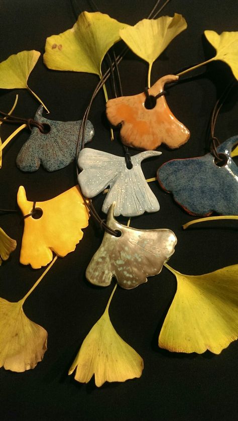 Leaf Pottery Ideas, Ceramic Bead Jewelry, Precious Metal Clay Jewelry, Button Ornaments, Gingko Leaves, Ceramic Workshop, Porcelain Earrings, Play Clay, Keramik Design