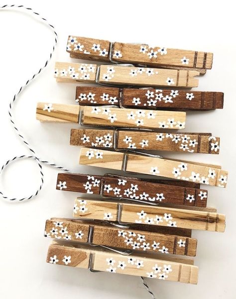 Joululahjat Diy, Clothespins Diy, Clothespin Art, Photo Garland, Place Card Holder, Desk Area, Childrens Artwork, Wooden Clothespins, Clothes Pin Crafts