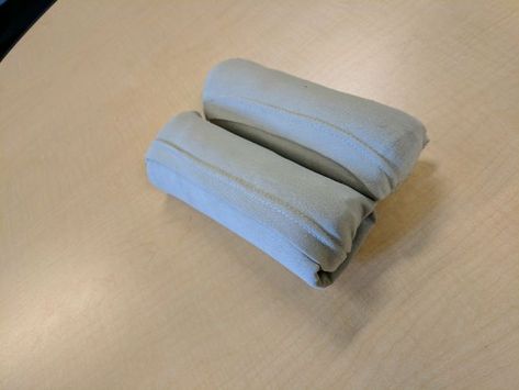 Ranger Roll, T Shirt Folding, How To Roll, Shirt Folding, Trends Magazine, Folding Clothes, Molding Clay, Survival Tips, Survival Kit