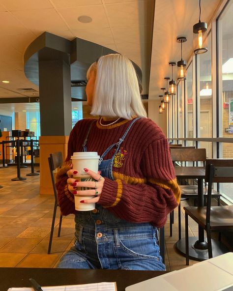 Gryffindor Sweater Outfit, Gryffindor Aesthetic Outfit, Gryffindor Clothes, Gryffindor Sweater, Gryffindor Outfit, Gryffindor Aesthetic, Harry Potter Gryffindor, Fall Fit, Aesthetic Fall