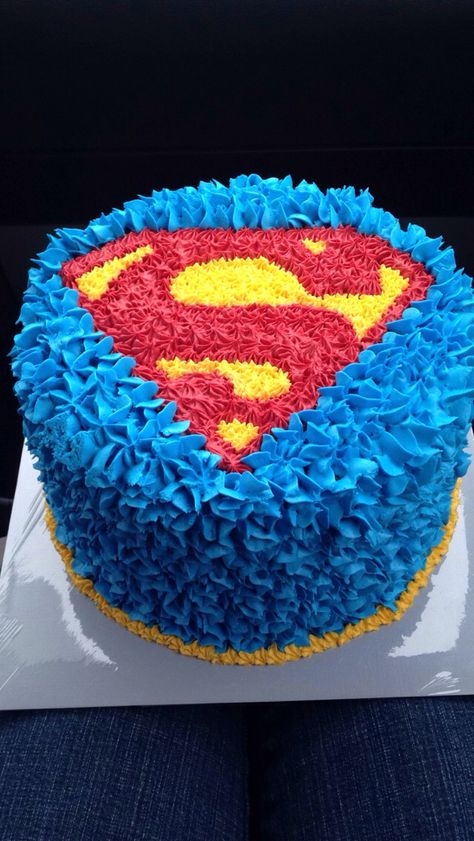 Superman cake this would be perfect for Nathaniel ' s birthday!! Vanilla cake with ice cream in the middle Superman Cake, Superman Birthday Party, Superman Cakes, Boys Cake, Superman Birthday, Christmas Foods, Superhero Cake, Simple Cake, Character Cakes