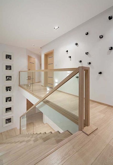 Black and white interiors with wood accents in Poland: D24 House Poland House, Black And White Interiors, Modern Farmhouse Flooring, Vstupná Hala, Glass Stairs, White Interiors, Farmhouse Flooring, Staircase Decor, Stairway Design