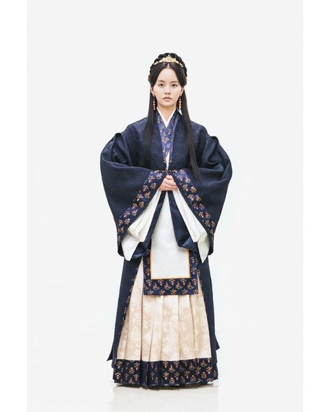 Goguryeo Hanbok, Ancient Korean Clothing, Hanbok Drawing, Kim So Hyun Fashion, Korea Traditional Dress, Hanbok Traditional, Korea Traditional, Korean Traditional Dress, Kim So Hyun