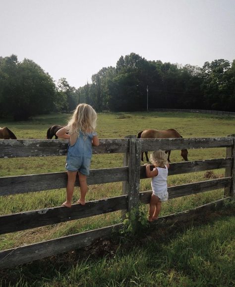 Future Country Family Goals, Country Farm Life Aesthetic, Lots Of Kids Aesthetic, Farm Living Aesthetic, Farm Mom Aesthetic, Western Family Aesthetic, Nature Mom Aesthetic, Farm Lifestyle Simple Living, Dream Country Life