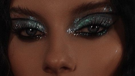 Eye Inspiration, Black Lagoon Anime, Sparkly Makeup, Girls Dress Outfits, No Eyeliner Makeup, Editorial Makeup, Glitter Makeup, Pretty Woman, Eyeliner