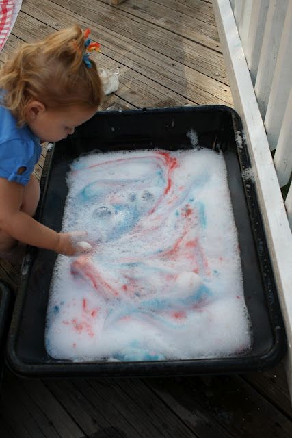 {Firework bubble fun} Great idea for a patriotic sensory bin. #4thofJuly #CampSunnyPatch 4th Of July Fun, Fourth Of July Crafts For Kids, America Theme, Play For Kids, Bubble Fun, 4th July Crafts, Summer Preschool, Childs Play, Summer Learning