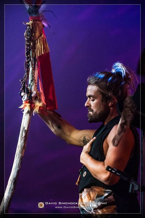 Xavier Rudd #LEAFLove #GlobalGratitude Santa Board, Trevor Hall, Xavier Rudd, Divine Masculine, Music Things, Loft Decor, I Love Heart, Wizard Of Oz, New Man